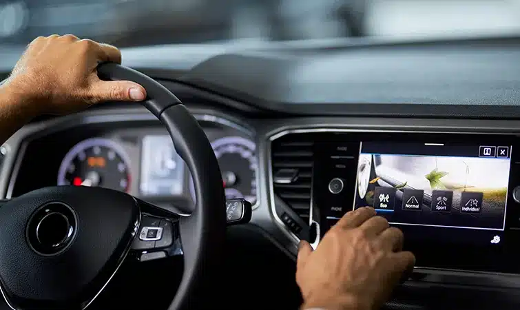 Mensch bedient Touchscreen im Auto
