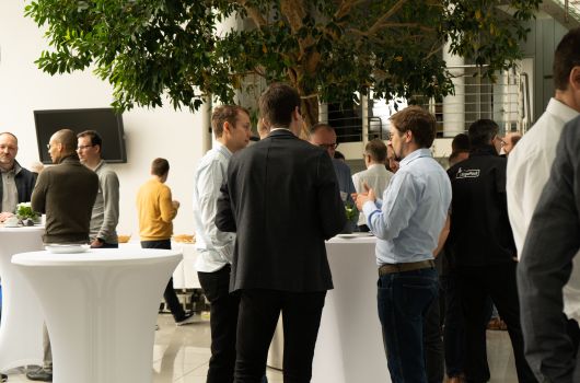 Kunden unterhalten sich im Foyer