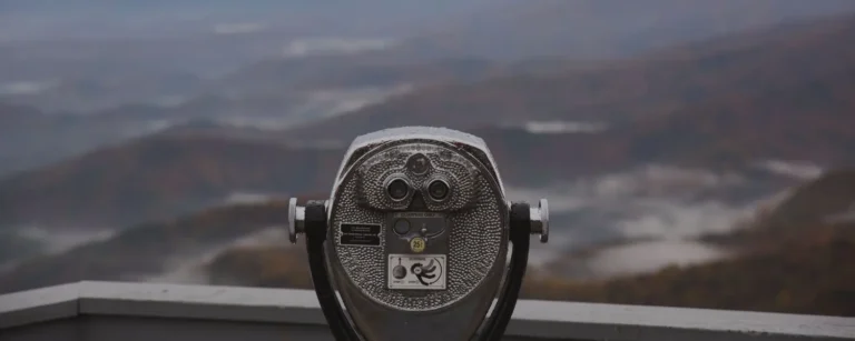 Fernglas mit Bergen im Hintergrund