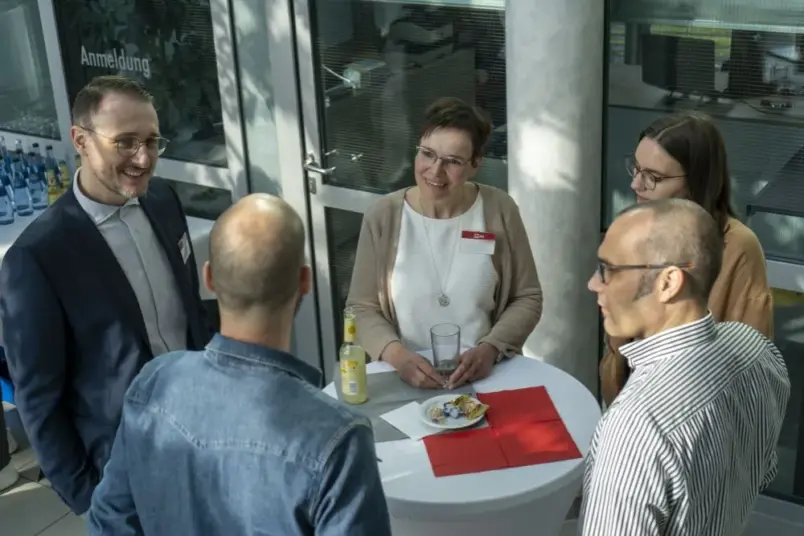 Gäste und H+K Mitarbeitende tauschen sich beim Business Speed Dating  aus