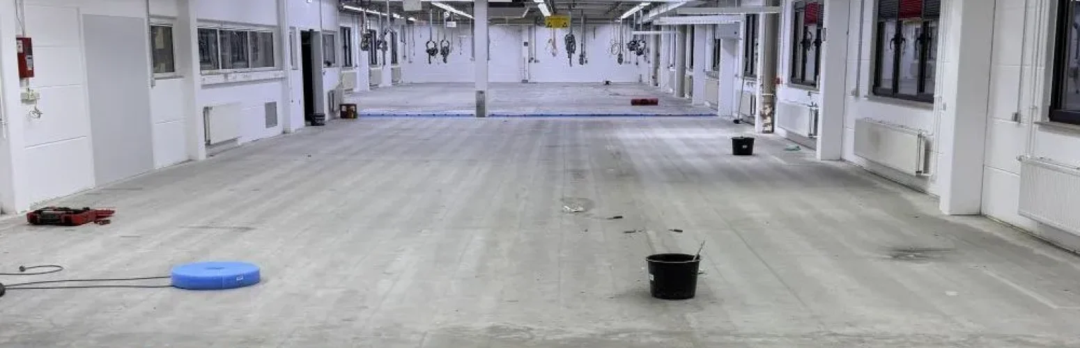 Leere Produktionshalle waehrend des Umzugs und Umbaus