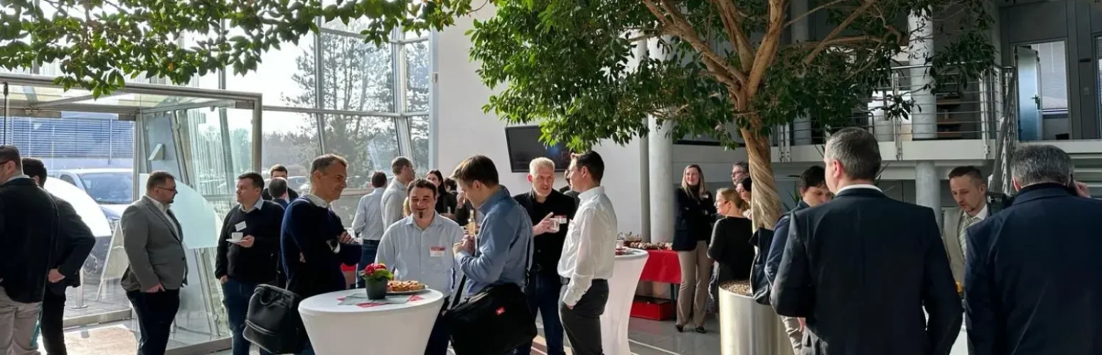 Networking im Foyer bei H+K