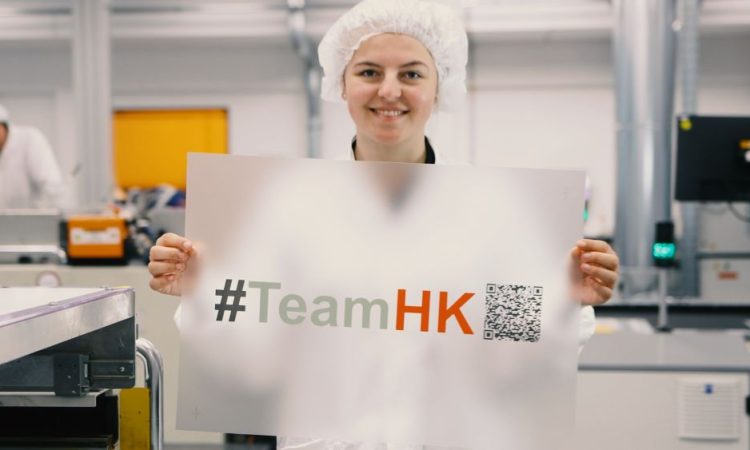 Hoffmann + Krippner - Trainee lifts up printed film
