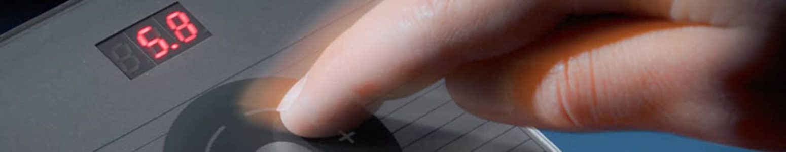 Finger tippt auf kapazitive Tastatur