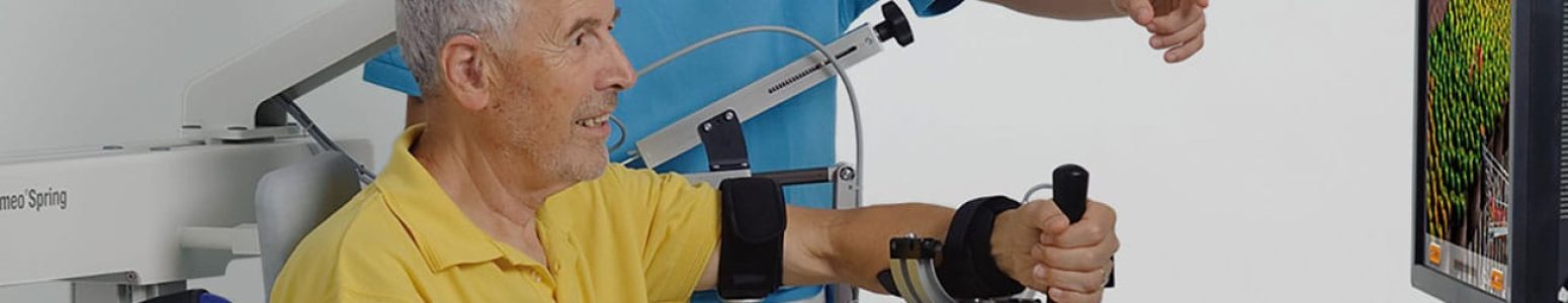 Mann trainiert Arm mit Therapiegerät