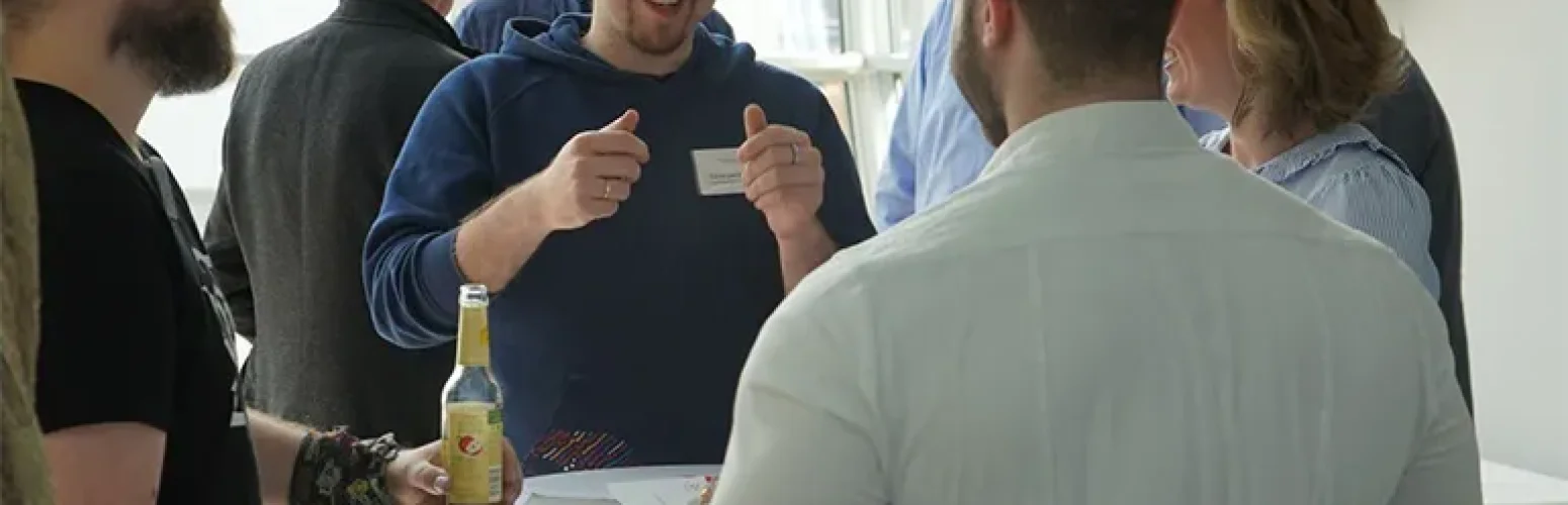 Gäste und H+K Mitarbeitende lernen sich beim Business Speed Dating kennen